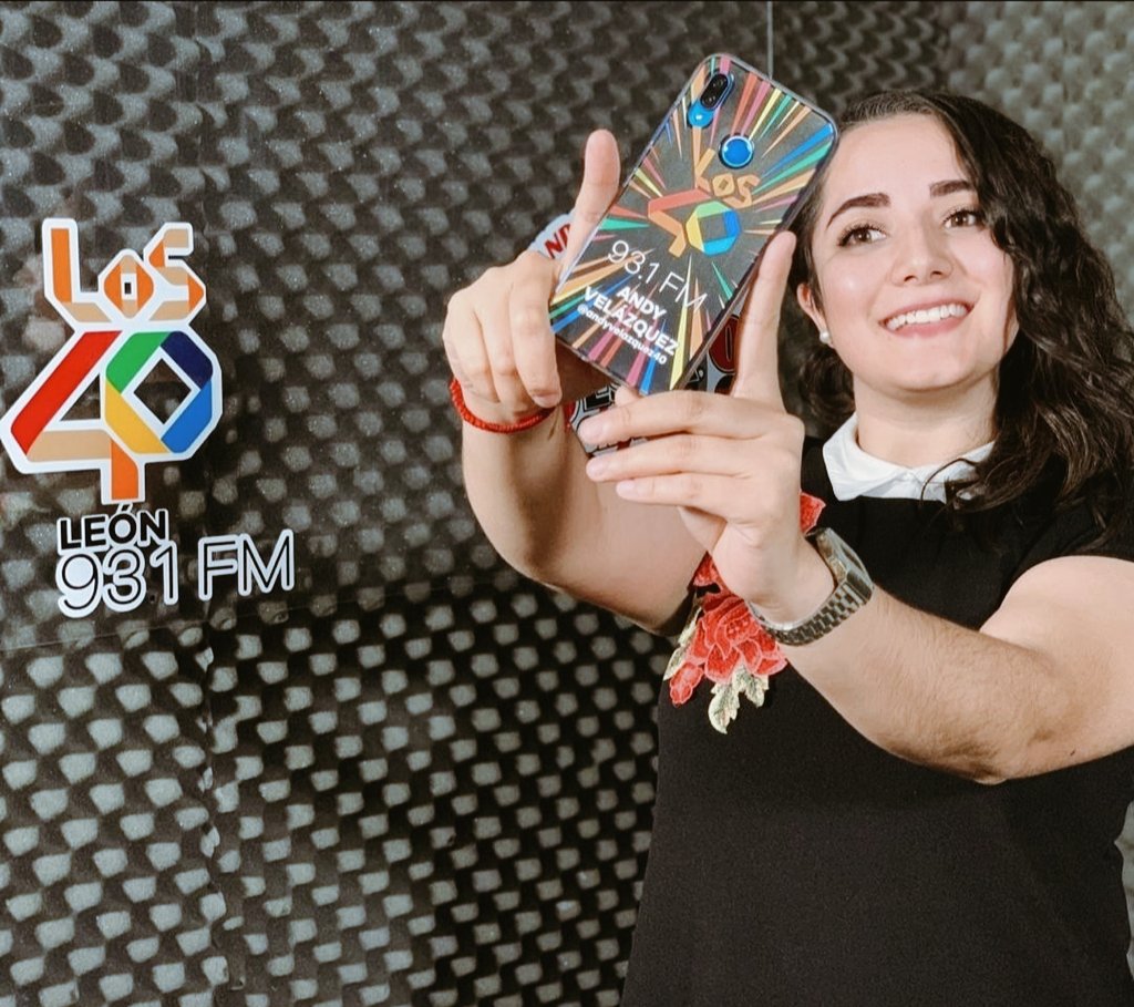 los40leon's tweet photo. @Andyvelazquez40 nos sigue presumiendo su #HappyCase40 😱📱✔️

¿Ya tienes el tuyo? 🤔

Participa enviando un mensaje al messenger de Los 40 León con la palabra CASE y completa tu registro. 😉🤙🏼

Presentando por #HappyCase en Plaza Mayor. https://t.co/LAGe1y19TS