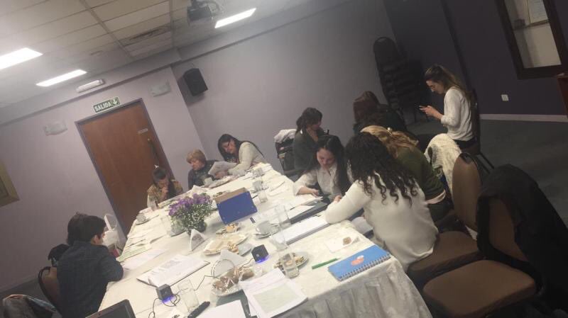 HernandezM_Uni's tweet photo. Absolutely delighted to help participants develop valuable tools to improve their intelligibility and expressiveness! #CTPCBA #phonetictraining #translators #comisiondeingles #sessionVII https://t.co/qKXdorWUdB