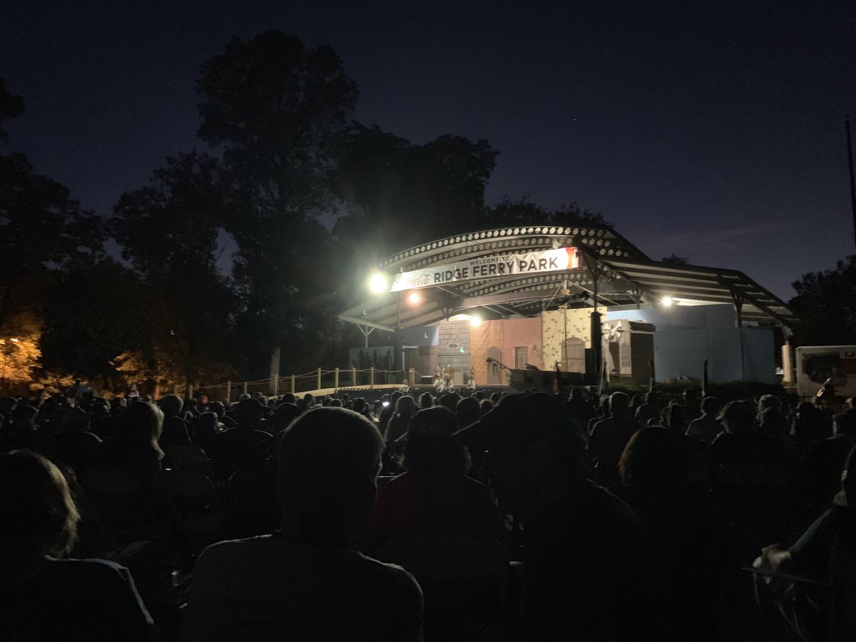 Turrell2's tweet image. Big crowd at #goingcaching tonight.