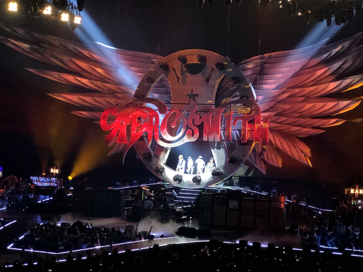 Champagne0's tweet photo. #Aerosmith #ParkMGM https://t.co/RBeYy97cak