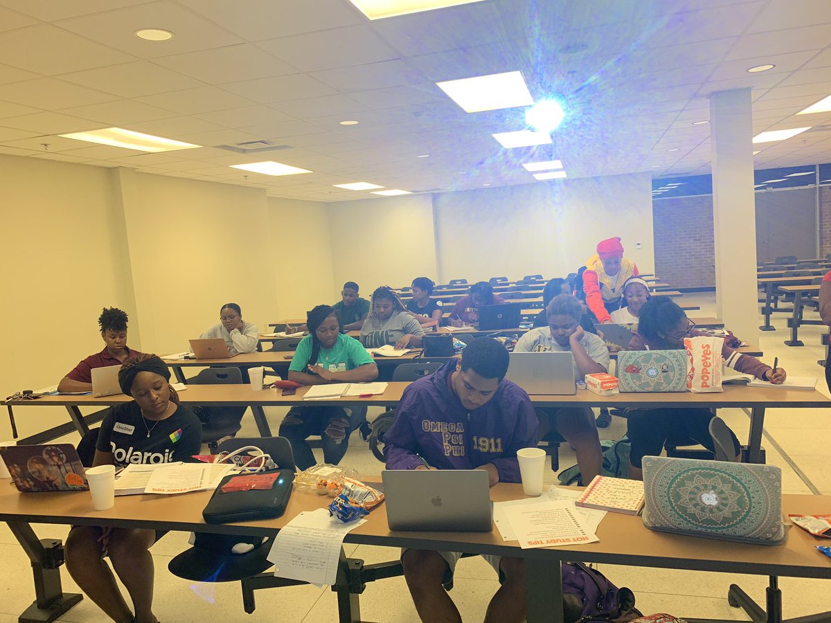 ulmdeltas's tweet photo. Study night with @MULAMBDAQUES was great❤️💜 https://t.co/4nuUk6LPDx