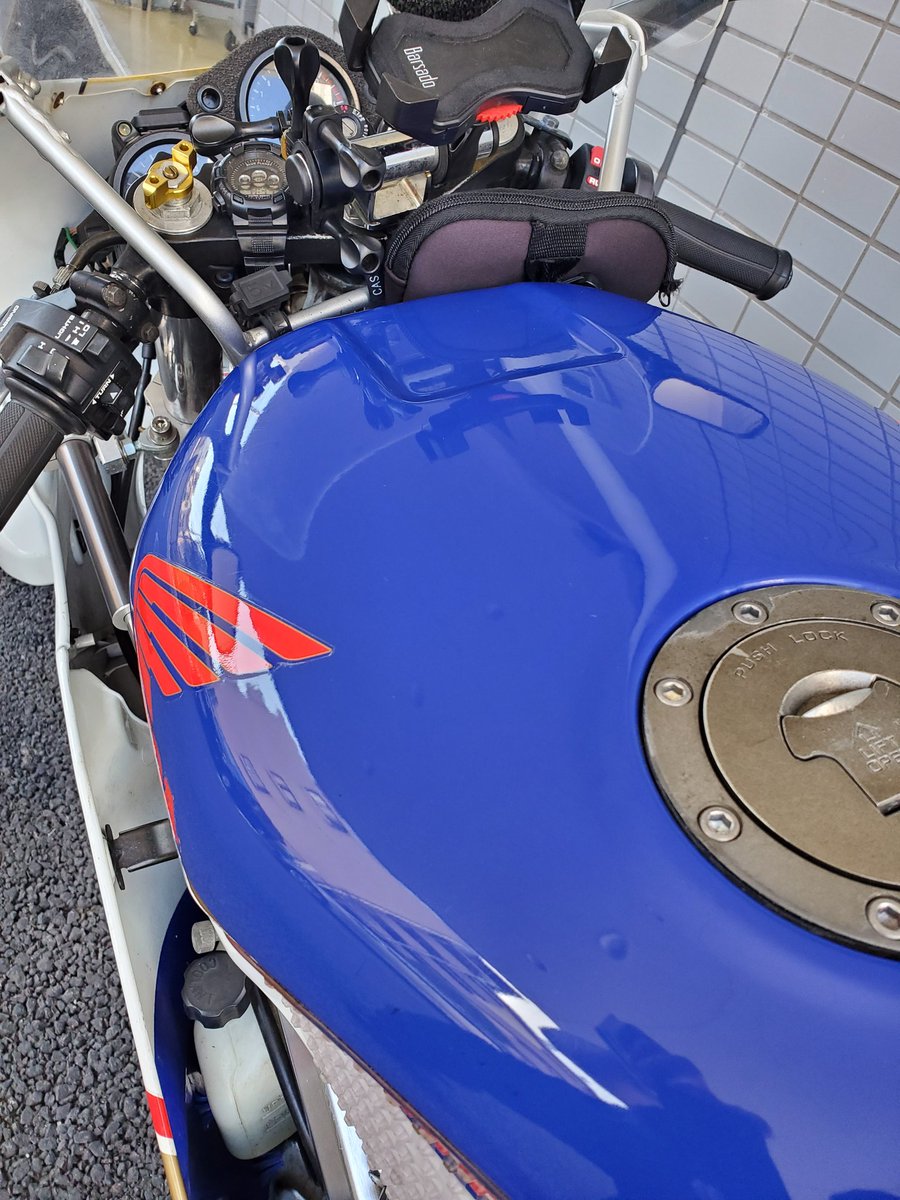 karokarotaro's tweet photo. ムスカ 「会社に休みの意味を示させる呪文か何かを君は知っているハズだ!」
ところで早起きしてタンクがちょいヌルテカになりました( ≧∀≦)ノ
#NSR250R #NSR #Si700 https://t.co/g34sDAO2x4