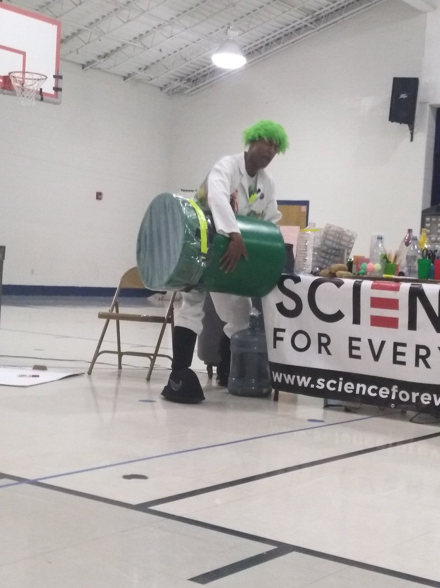 DorisTurner8's tweet photo. Science Machine was in the building today. The students were amazed and filled with excitement! #sciencemachine #thatssomertz https://t.co/aovxy39YPj