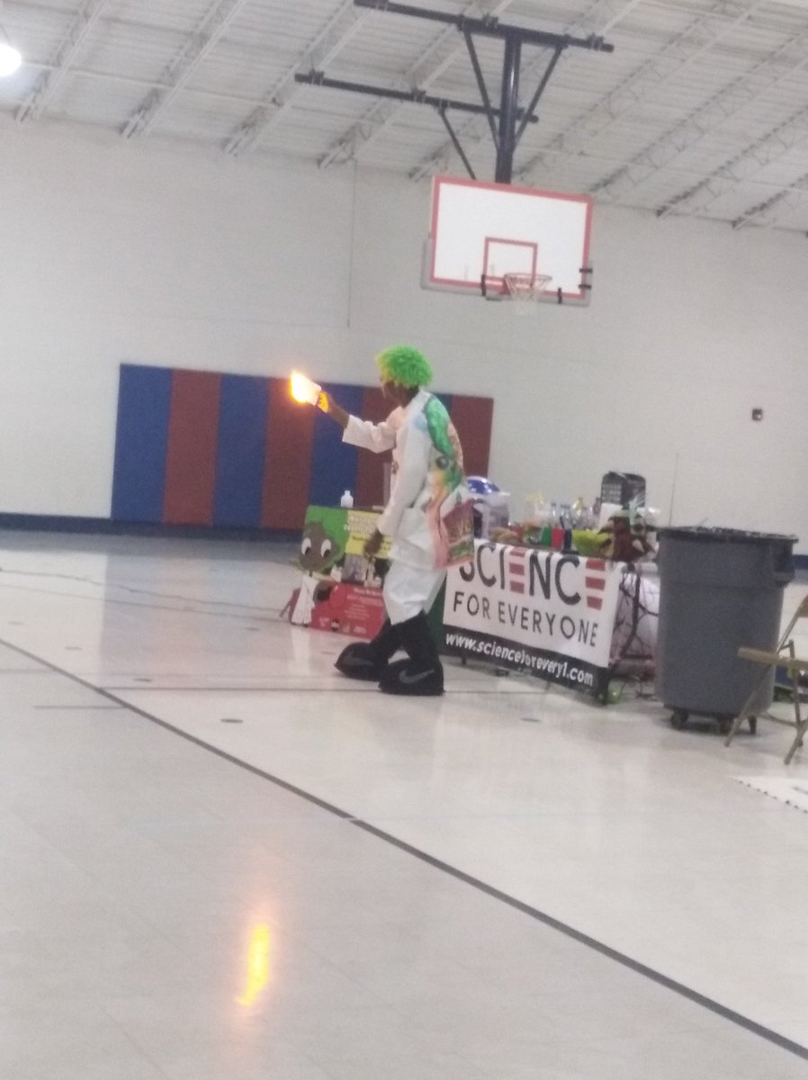 DorisTurner8's tweet photo. Science Machine was in the building today. The students were amazed and filled with excitement! #sciencemachine #thatssomertz https://t.co/aovxy39YPj