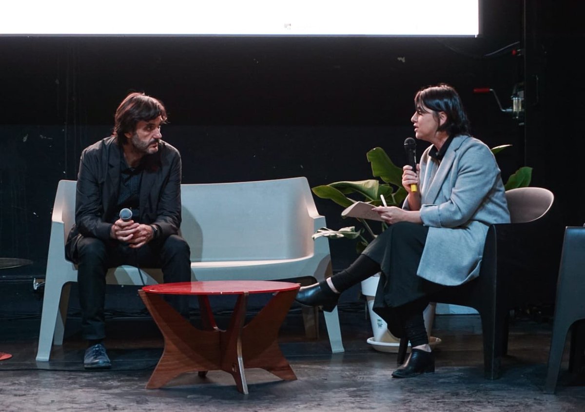 bienalarq's tweet photo. José Luis Vallejo de @ecosistema  en conversación con Alejandra Celedón “Lo que más nos importa es que lo que proponemos sea necesario para la vida de las personas y la ciudad” en @TeatroHuemul para #FeriaLibreDeArquitectura @colegioarq https://t.co/4aarwisyHS