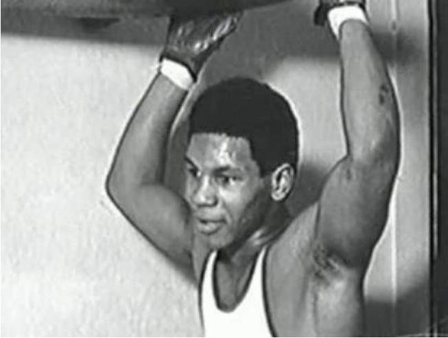 Тайсон рост вес. Тайсон в 13. Майк тайсон в 14. Тайсон молодой. Майк тайсон в 15.