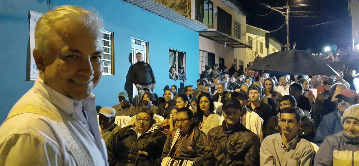AngeloQuinteroP's tweet photo. ¡Somos miles! 
LOS PARTIDOS PONEN CANDIDATOS, ¡PERO LOS PUEBLOS PONEN A LOS GOBERNANTES!
Es el momento del campo y el beneficio de la comunidad, el momento de vencer las maquinarias tradicionales 

#JuntosProgresamos 
#AngeloGobernador https://t.co/RBZmUZyNCm
