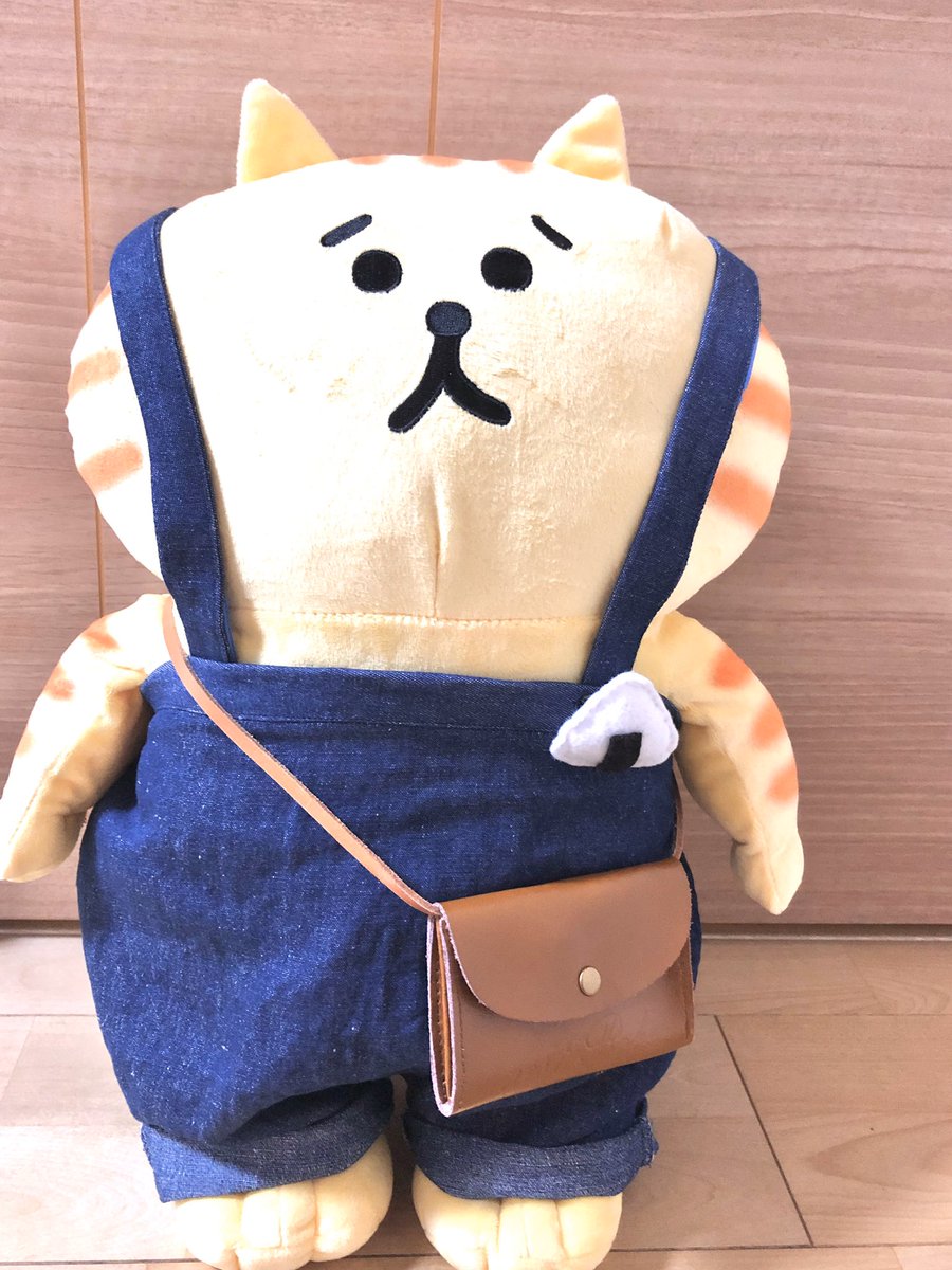 anmomo5's tweet photo. UFOキャッチャーにゃんすけをデニムサスペンダー仕様にチェンジ🎵（🍙ブローチ付き😊）#ごろごろにゃんすけ https://t.co/tA1dyhL47C