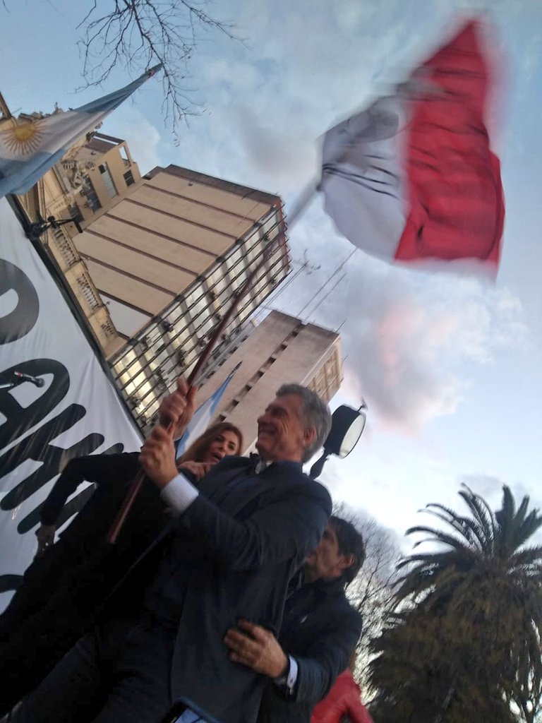 Val_Fabian's tweet photo. ¡No volvemos al pasado!
Hoy #Bahia colmo la plaza, el #SiSePuede se escucho bien fuerte, tenemos al mejor Intendente, @hector_gay que #NoRoba y es #Honesto, a la gran Gobernadora, @mariuvidal y al Presidente @mauriciomacri que sigue dejando el alma.
#NoEstamosSolos💪 https://t.co/uavl6wGMgA