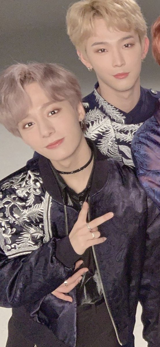 a thread of leedo being touchy with hwanwoong during oneus group photos