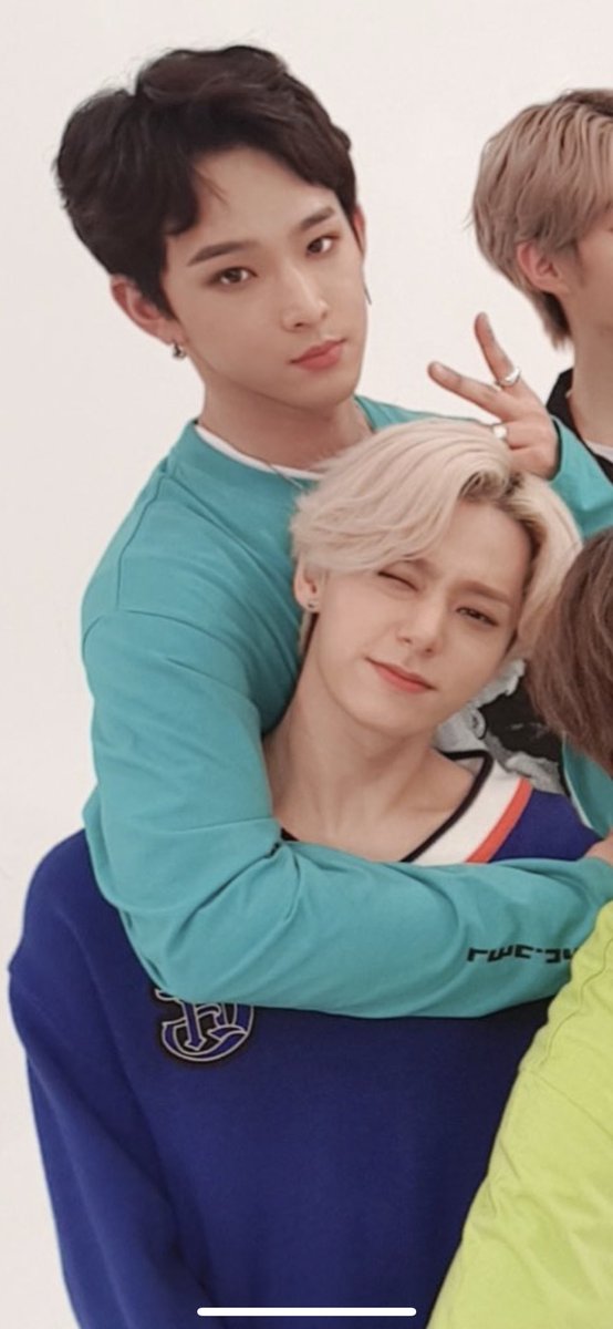 a thread of leedo being touchy with hwanwoong during oneus group photos