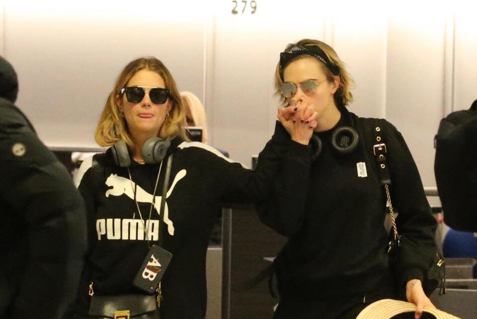 คาร่าให้สัมภาษณ์ Elle UK

ฉันก็แค่เป็นตัวเองเวอร์ชั่นที่ดีกว่าเวลามี ความรัก ฉันไม่เคยมีความสัมพันธ์เปิดเผยต่อสาธารณะมาก่อน แต่ครั้งนี้ต่างกัน เราผ่านจุดที่คบกันแบบหลบๆ ซ่อนๆ ฉันไม่อยากรู้สึกว่าฉันไม่ภูมิใจใจกับความสัมพันธ์ในครั้งนี้

ฉันหลงรักความรักของพวกเขา น่ารัก