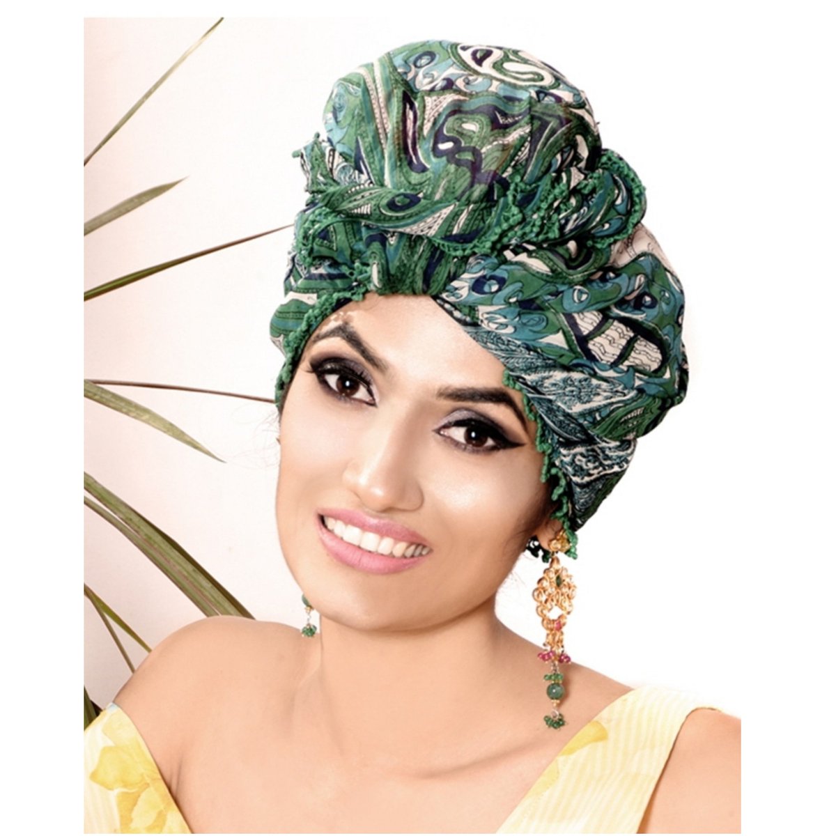 Shailaaswal1's tweet photo. makeup is a powerful way to effectively reveal something unique about your inner self.

#beauty #makeuplashes #artistic #eyeshadow #green #lipstick #beautyful #sparkle #shinebright #makeuplife #makeupcollection #allmodernmakeup #wakeupandmakeup https://t.co/WJWZ6c2Mtt