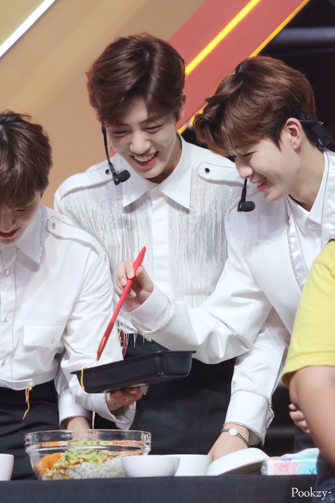 pookzy's tweet photo. 190928 KCONTHAILAND | K FOOD SHOW | ㅍㅅㅍ นยัม นยัม นยัม~ พบ #Golden_Child ได้ที่เวทีหลักนะคะ 😂😂😂 (ไม่มูฟออนอีกแล้ว 🥺😭) #throwbacksaturday
.
.
#GoldenChild_KCON #KCON19TH #KCON2019THAILAND
.
#골든차일드_보고싶어_사랑해 https://t.co/o9n5OsJHp3