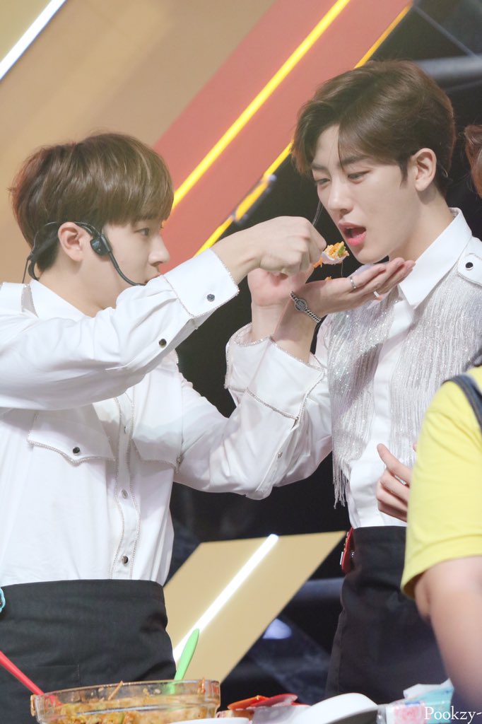 pookzy's tweet photo. 190928 KCONTHAILAND | K FOOD SHOW | ㅍㅅㅍ นยัม นยัม นยัม~ พบ #Golden_Child ได้ที่เวทีหลักนะคะ 😂😂😂 (ไม่มูฟออนอีกแล้ว 🥺😭) #throwbacksaturday
.
.
#GoldenChild_KCON #KCON19TH #KCON2019THAILAND
.
#골든차일드_보고싶어_사랑해 https://t.co/o9n5OsJHp3