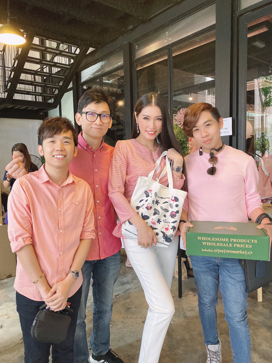 amberchia's tweet photo. 粉红十月. 你检查了吗？💖

Pink October. #Haveyouchecked? 🎀

#wearaere 
@Signaturemarket  
@alyfegroup
#SignatureMarket #Selflove
#SMstandtalldarling
#ALYFEGroup #ALYFErsvp
#ALYFETalents https://t.co/EmuglJKikR
