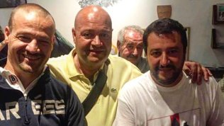 janavel7's tweet photo. Ma una foto con un amico perbene, no?
Questo qui si chiama Etter, è un neonazista svizzero - vicino ad ambienti russi - pregiudicato per tentato omicidio (ha sparato in testa a un imprenditore). 
Mancava alla collezione https://t.co/TfruYVUCQY