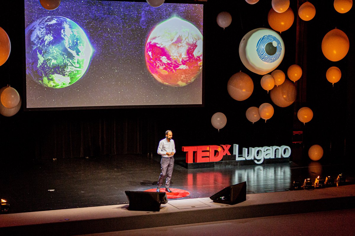 “Do, every day, one thing that scares you."💪<a href="/giulioravizza/">Giulio Ravizza</a> on his experience in living with and conquering blue choices!

#bluechoices #fear #opportunities #storytelling #onescarythingaday

#TEDxLugano2019 #Tailormade #IdeasWorthSpreading #TEDxTalks

©TEDxLugano / Helen Brauer