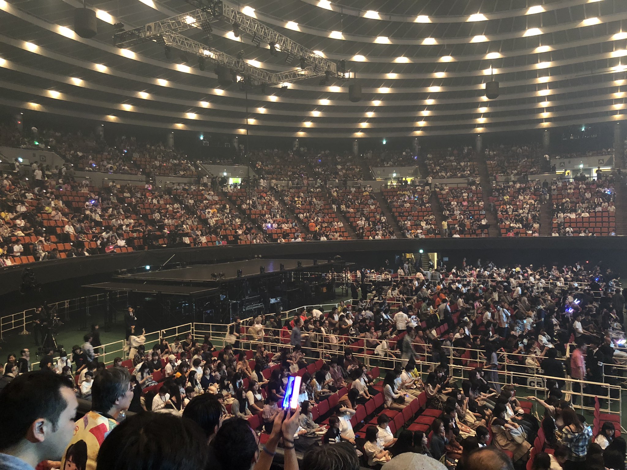 Rikiya 入場 スタンドgブロック前方 団扇もスケブも関係ないっすね ここじゃ 外周ステージ無い時点で負けっすね Nmb48 9周年 大阪城ホール T Co 3cj3vo96uf Twitter