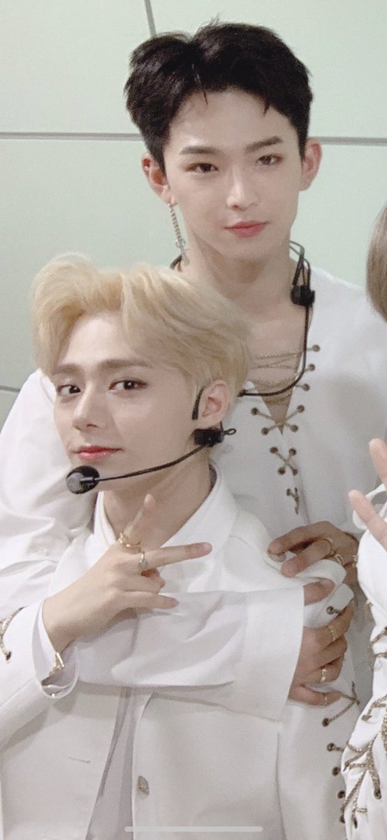 a thread of leedo being touchy with hwanwoong during oneus group photos