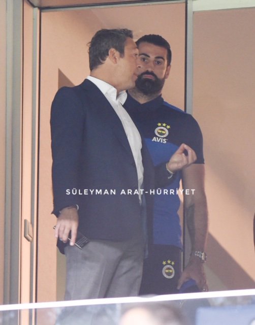 Ali Koç maç başlarken Volkan Demirel'e ne söylüyor? Evet sanırım bugün en çok tartışılacak fotoğraflarım bunlar.Sanırım Ali Koç surada "Bu nasıl kadro Volkan? Koca Fenerbahçe Antalya karşısına 4 ön libero, 2 stoper, 2 bekle çıkar mı? Çok daha ofansif bir kadro bekliyordum"diyor.