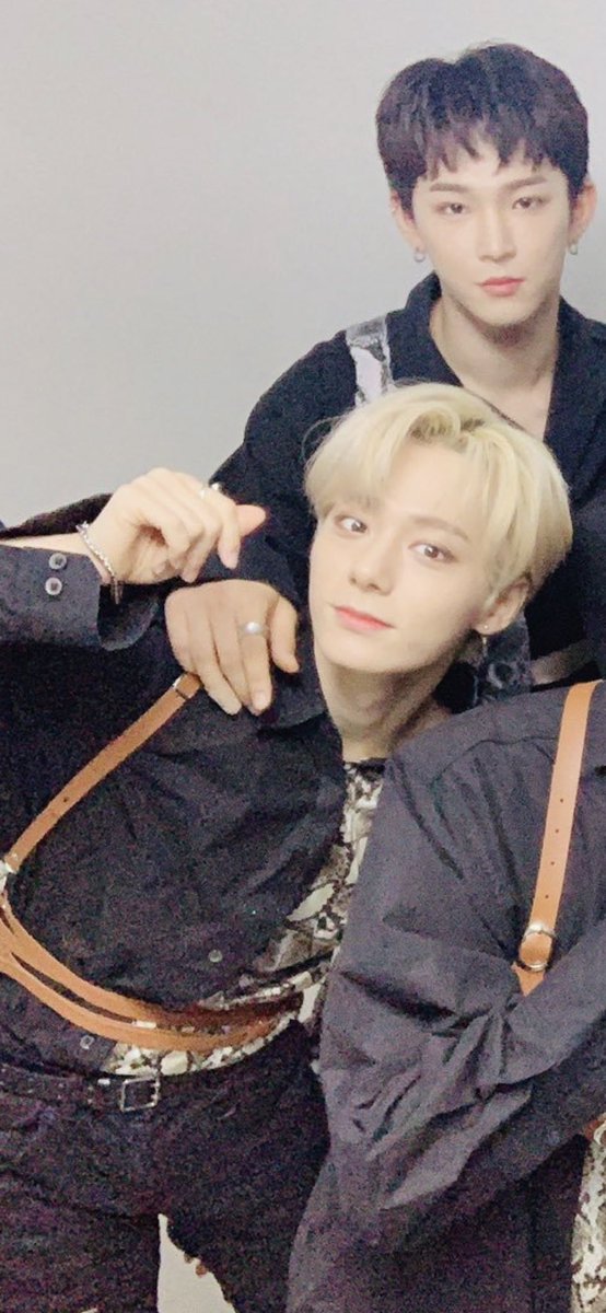 a thread of leedo being touchy with hwanwoong during oneus group photos