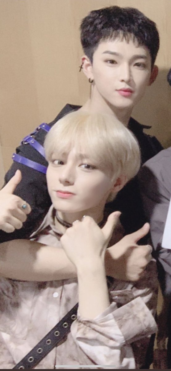 a thread of leedo being touchy with hwanwoong during oneus group photos