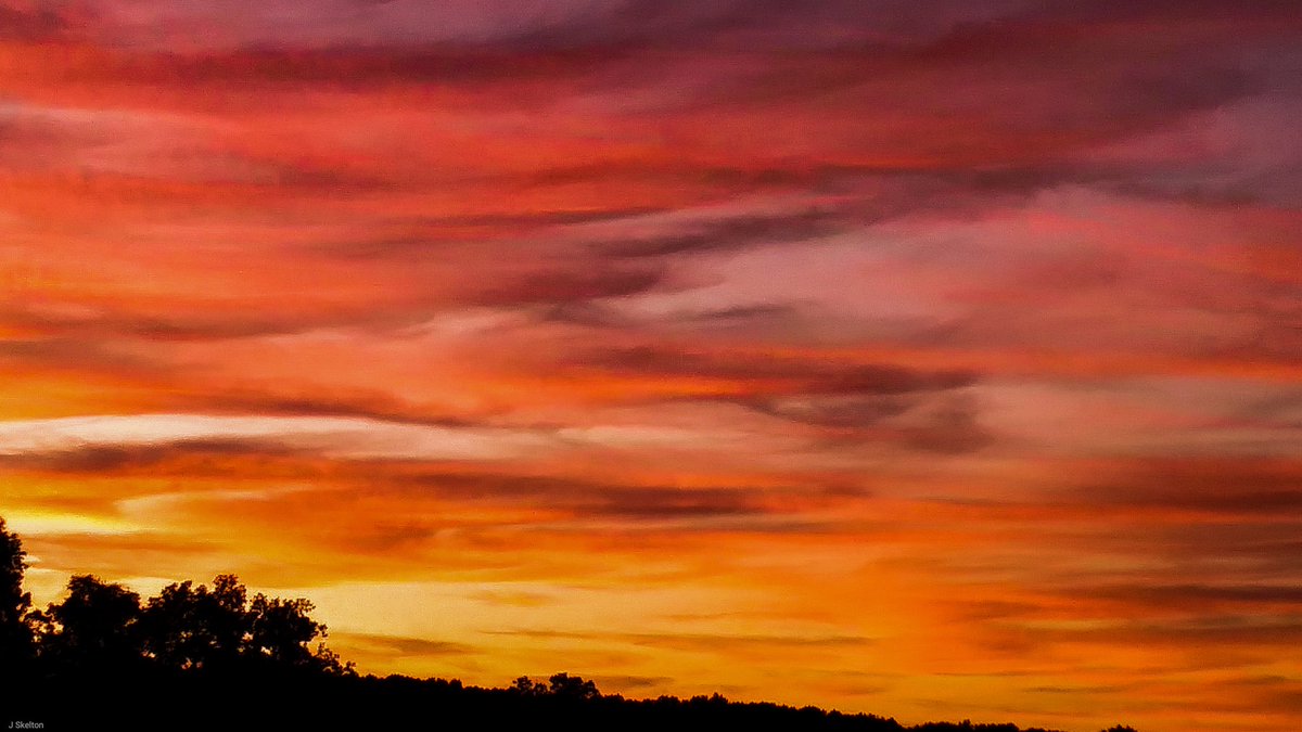 TylerAllender's tweet photo. The sky was quite festive tonight at sunset! Thanks to Jeff Skelton in Hawkins County. #wjhlwx https://t.co/1DpF4jZUea