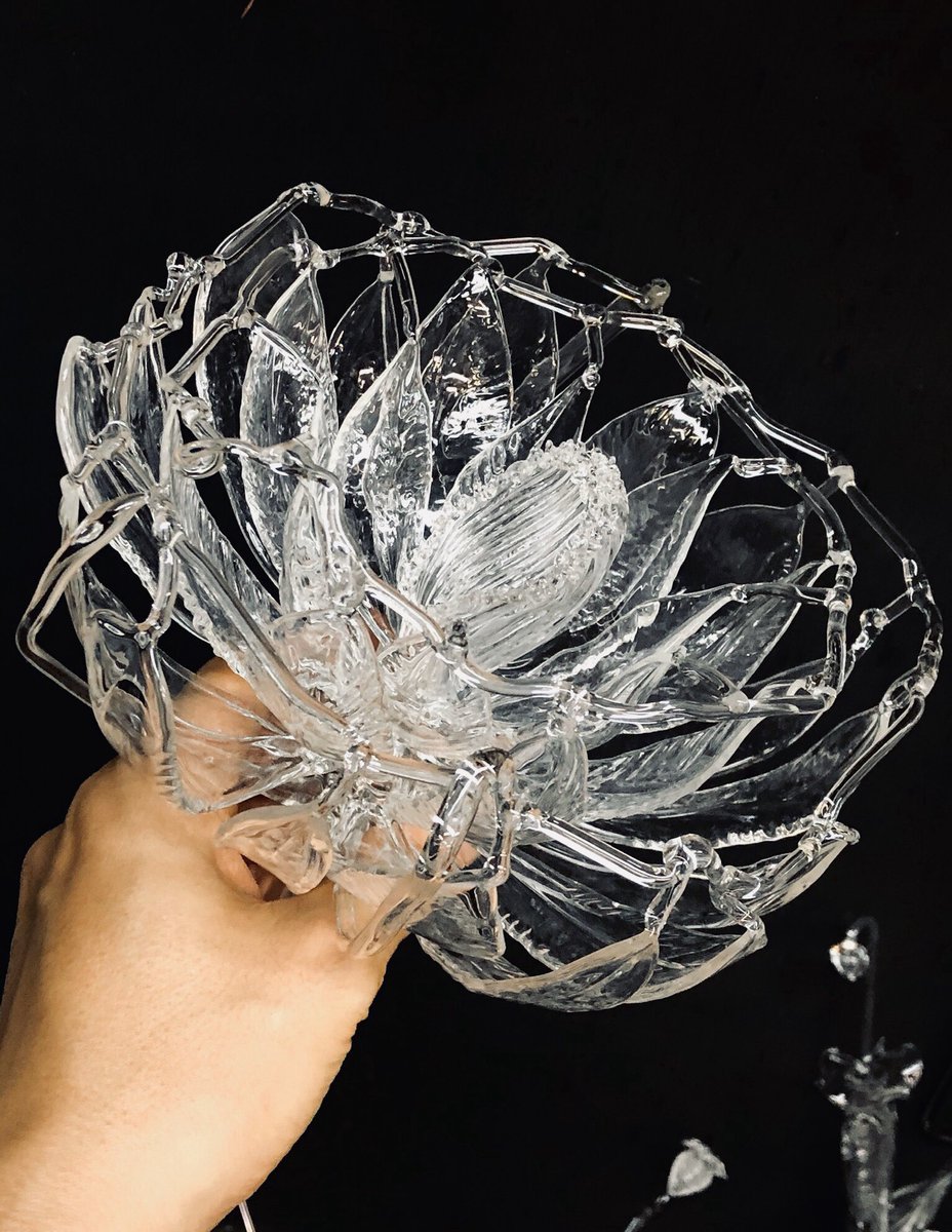 Utsusemi Glass Sculpture 一晩だけ咲く月下美人作るよ 花の外輪 修正前と修正後 再度仮組み ウネウネの補強の棒だらけだけど小さい雄しべも付けてほぼこの形で決まり 以前のお椀見たいのと比べると外輪が外向きでかなり似てきた 月下美人