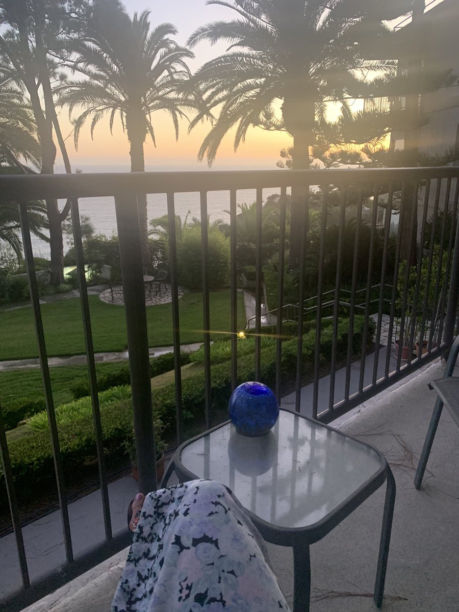 LAwmn99's tweet photo. Showered, in pjs, waiting on fish tacos and just in time to watch the sunset ~ so wonderful to be home
 #homesweethome #sunset #beautifulnight #paradise #wavewatcher #pacificbliss 🌙🌴 https://t.co/l5AqlodE1Z