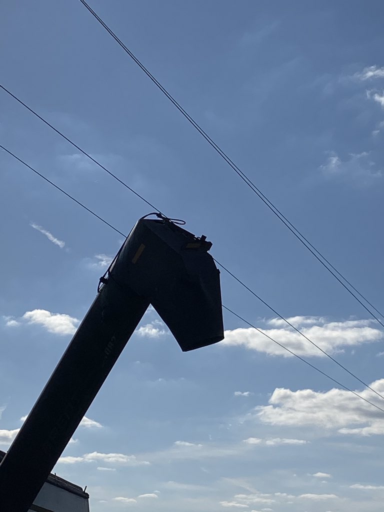 Donk80's tweet image. Carr drivers watch power lines when loading trucks!