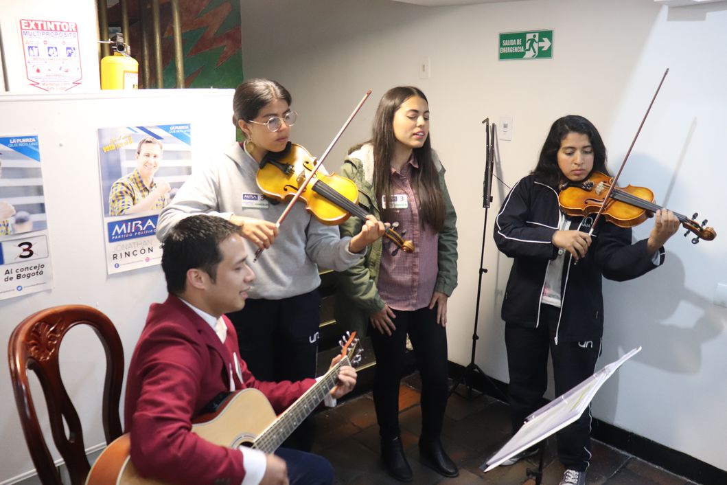 JonatanRincon_'s tweet photo. Momentos inolvidables son los que nos hace sentir un artista. Desde el Concejo de Bogotá apoyamos la generación de empleo digno para nuestros artistas, ellos son #LaFuerzaQueNosUne
#ConcejoDeBogotáMIRA3
@PartidoMIRA https://t.co/m4cnLceZaw