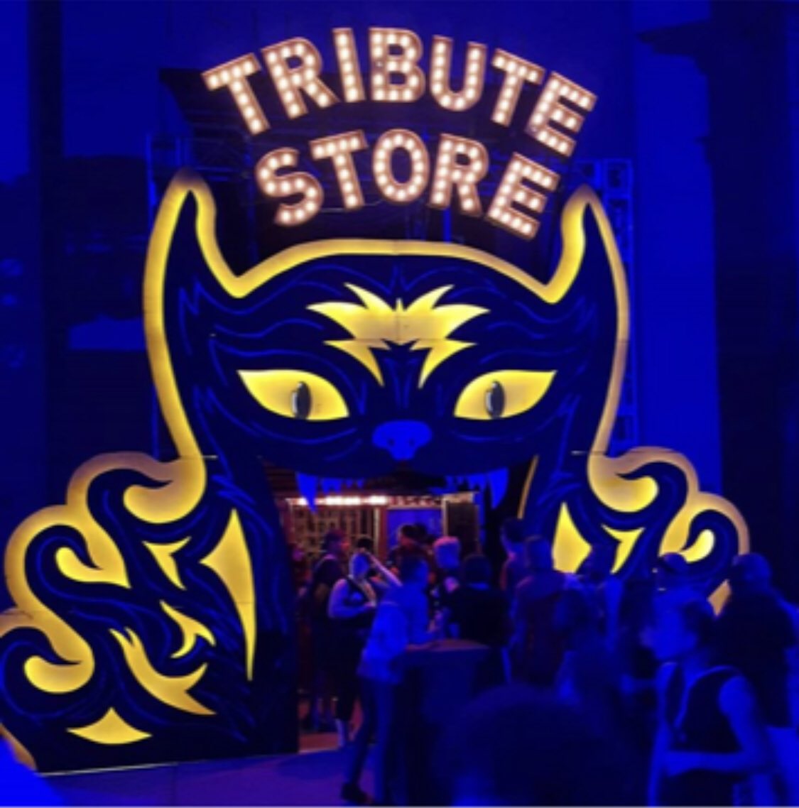 Universal Studios Orlando Tribute Store is winning at best entrance. 👏🏼👏🏼👏🏼 Our 18” marquee letters look pretty awesome over spooky creatures! It’s beginning to feel like Halloween! 
@universalstudiosorlando @horrornightsorlando
#halloweenhorrornights #tributestore #sawandsteel