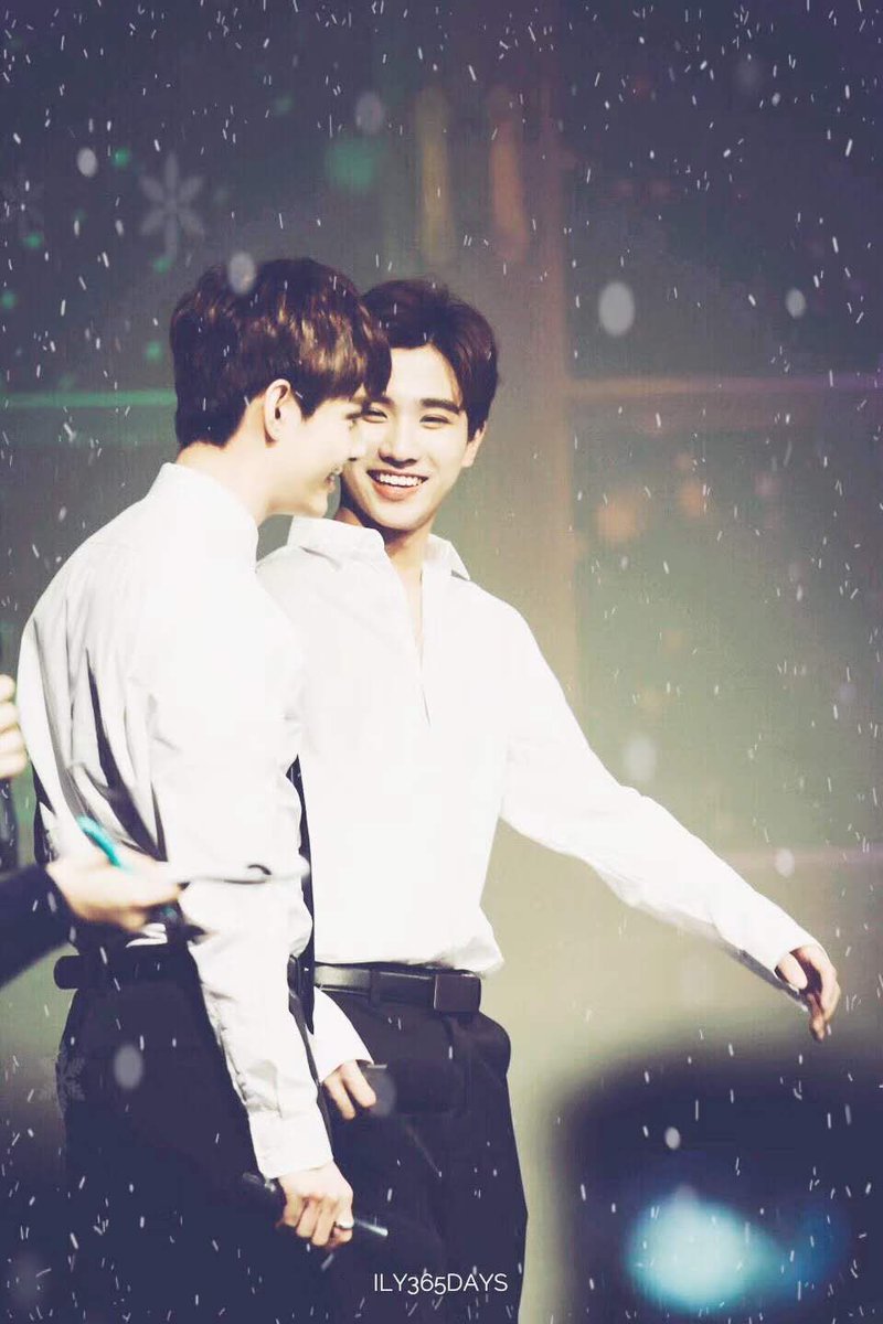PerthSaint2BuEr's tweet photo. 你一笑我就忍不住看你眼里的星河
眼颦春山，眉蹙秋波🖤❤️ 
#ถุงกระดาษของพี่เซ้นต์ https://t.co/gkoFs4UQ1G