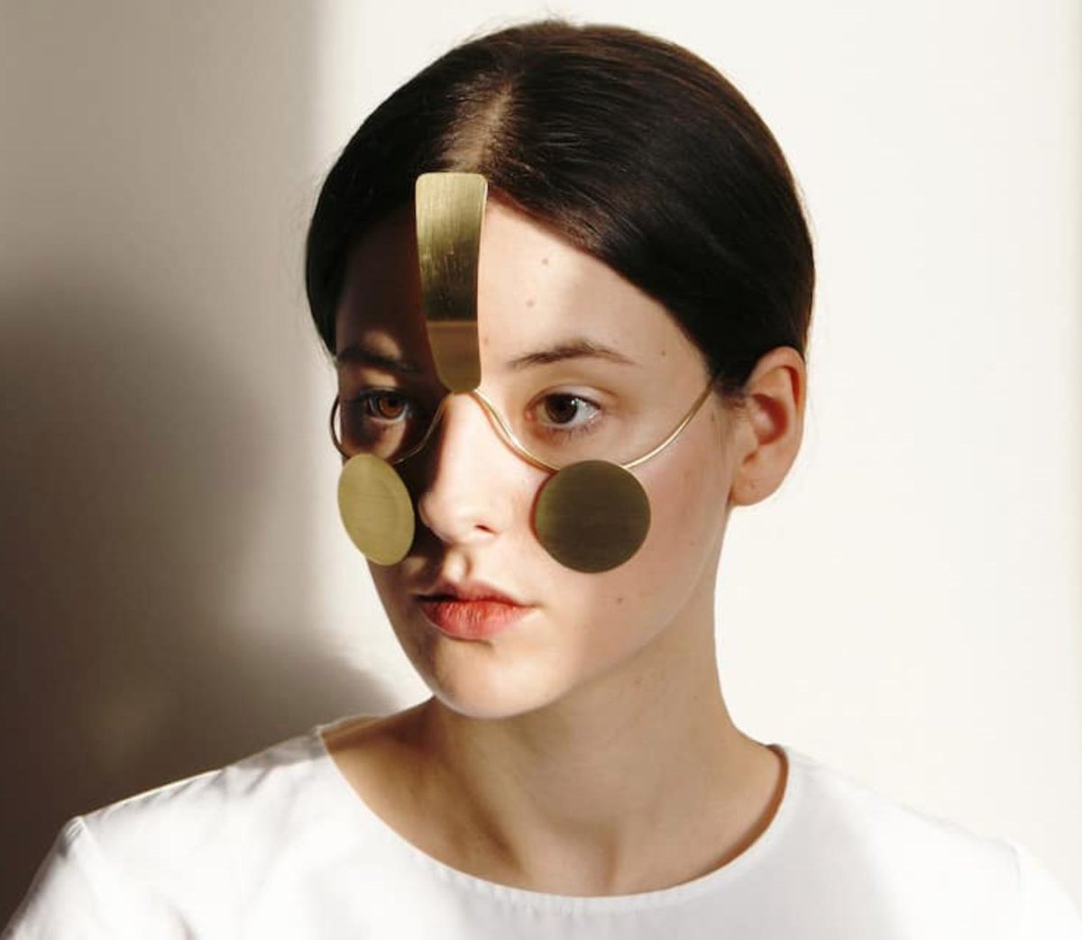 Want to avoid facial recognition? This mask by Ewa Nowak fools AI systems with light and shadow: mymodernmet.com/ewa-nowak-avoi…