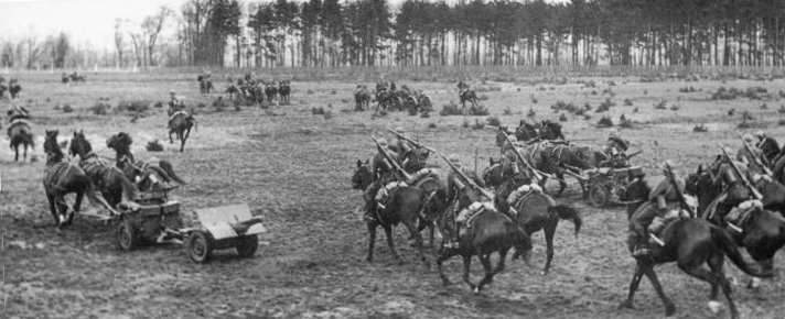 プー太郎さん ポーランドの騎兵がドイツの戦車に突撃した は伝説です 第一次大戦で既に 騎兵が歩兵に出会ったら下馬して射撃戦を行う ことが常態化 下記はブズラの戦いにおけるポーランド軍騎兵部隊 37ミリ対戦車砲 当時のドイツ戦車を撃破可能 を プー太郎さん ポーランドの騎兵がドイツの戦車に突撃した は伝説です 第一次大戦で既に 騎兵が歩兵に出会ったら下馬して射撃戦を行う ことが常態化 下記はブズラの戦いにおけるポーランド軍騎兵部隊 37ミリ対戦車砲 当時のドイツ戦車を撃破可能 を