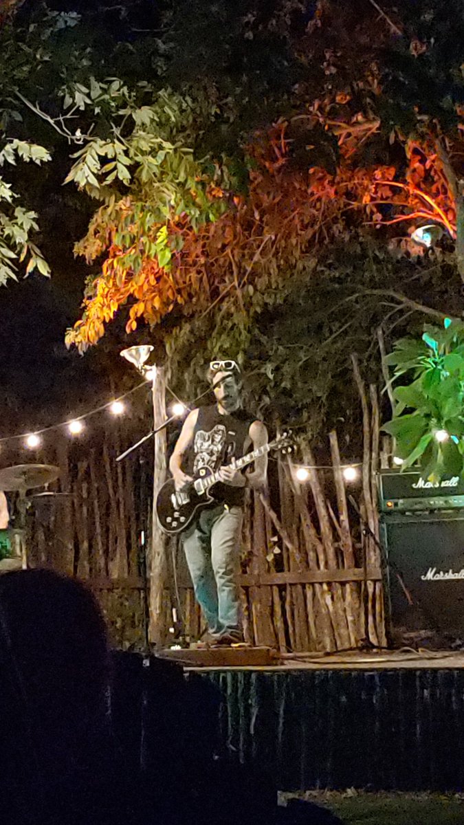 riversideulti's tweet photo. Dline handler extraordinaire handing out some tasty licks #dlinelove https://t.co/cKTq5K6ZuZ