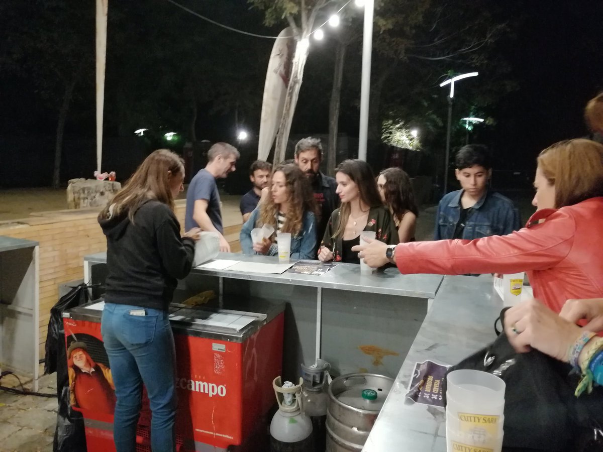 Ordonosegundo's tweet photo. @Spyro_Music que cutres sois, está es la cola que había para poner reclamaciones en el #caravansur porque no devolváis el deposito de los vasos, porque no dejaba is ir al servicio aun cuando había gente en el #caac y porque habéis cortado el ultimO concierto y casi no han tocado https://t.co/11lbl1HRCG