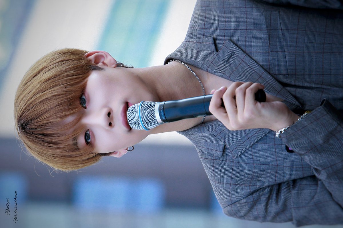 red lips💄 tweet media