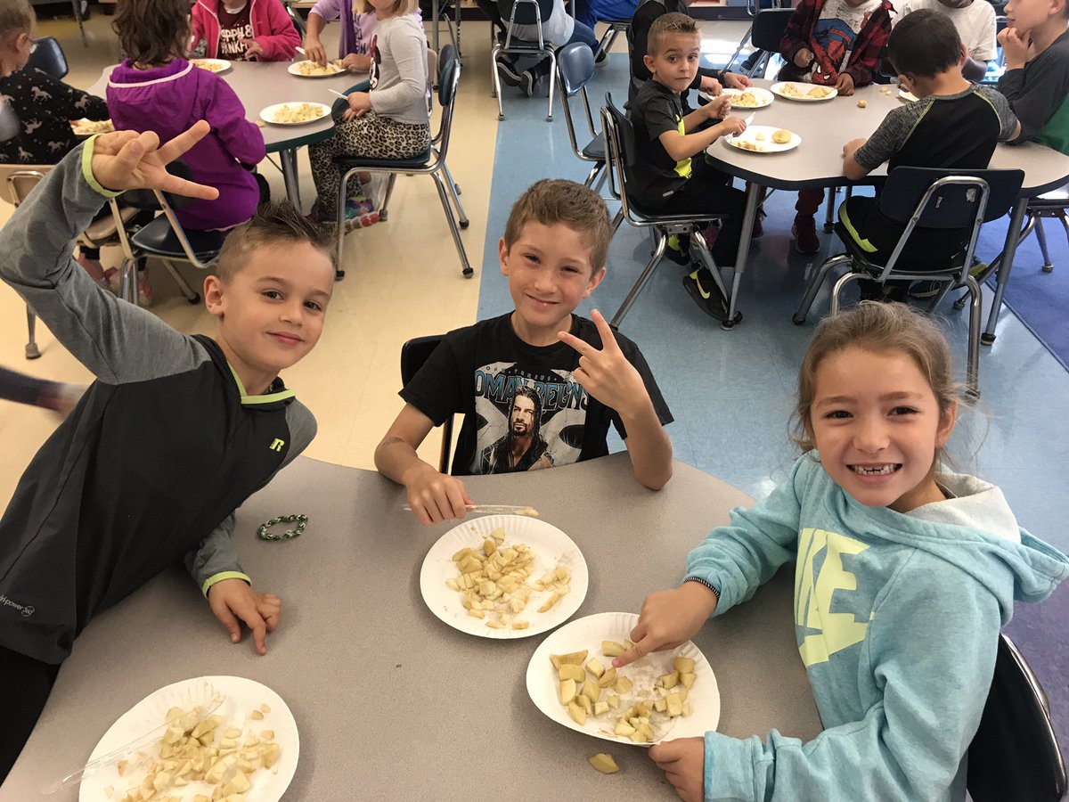 DaceySoule's tweet photo. Annual applesauce day with our big buddies from Mrs. Cucolo’s class! @4thgradesharks We are looking forward to a great year of fun, and learning together! https://t.co/YWGABXNoh5