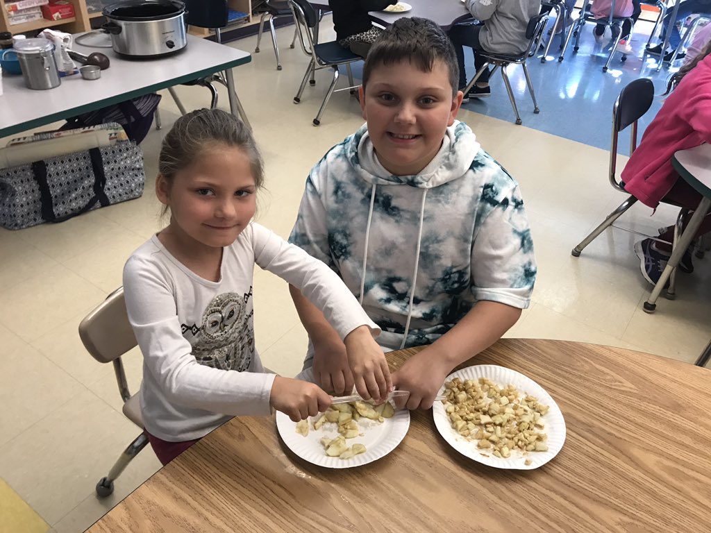 DaceySoule's tweet photo. Annual applesauce day with our big buddies from Mrs. Cucolo’s class! @4thgradesharks We are looking forward to a great year of fun, and learning together! https://t.co/BDn7uFVhDO