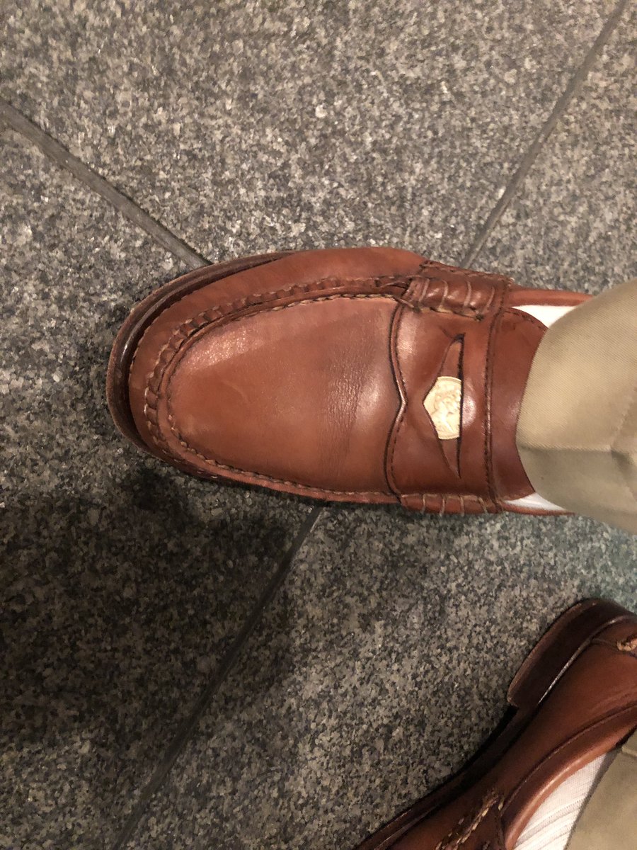 ローファーの正しい履き方 コインを挟むからコインローファーと名付けられたとか。初めて挟んでいる人に出会ったし、初めて由来を知った。お洒落な大学院生。