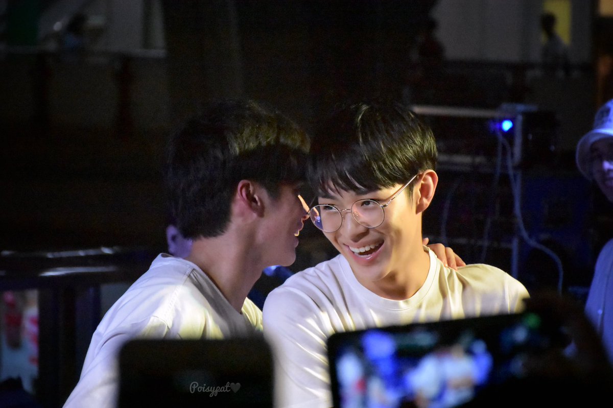 🐻: ก็ชอบแบบนี้นะครับ
🐰: อะไรของมึงเนี่ย เพลงแรกมันไม่ใช่เพลงนั้น
🐻: ก็ไม่ได้บอกชื่อเพลงนี่ครับ บอกชอบพีค จริงๆนะ
🐰: เออ..ทำงานก่อนมั้ย😝
🐻: 😊😊
#boomkrittapak 
#peakpeemapol 
#มโนรีพอร์ตรายงาน 
#บ้านมหาลัยเสาไฟนก 
#sunnyboom
#เติมแฮงเติมฮักเคียงข้างชาวอุบล