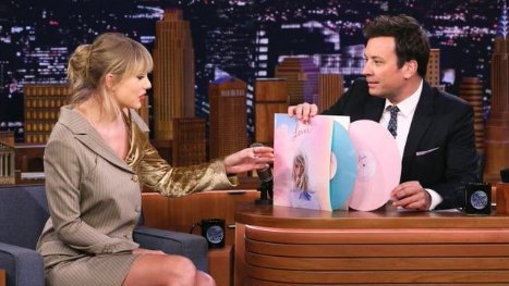 loreneeliz's tweet photo. มาขายของจ้าาาาาาาาาาา 

[PRE-ORDER] Lover 2-Disc Colour Vinyl Set 

ก็ราคาประมาณการ 2500 อาจจะถูกกว่านี้ 
รวมค่าจัดส่งมาประเทศไทยนะคะ

สนใจทัก DM รีบด่วนเดี๋ยวของจะหมด
นัดรับได้เด้อ

#thaiswiftiesloverbillboard #Lover #LoverTH #TaylorSwift #Thaiswifties https://t.co/U0R8c19263