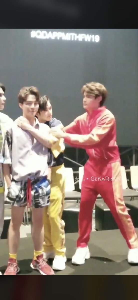 hollahudcon's tweet photo. Hahah #earth9 ?!!  This is kinda cute lol and then Joong quickly grabbed him away 😂😂 https://t.co/HRRRhqDHxb