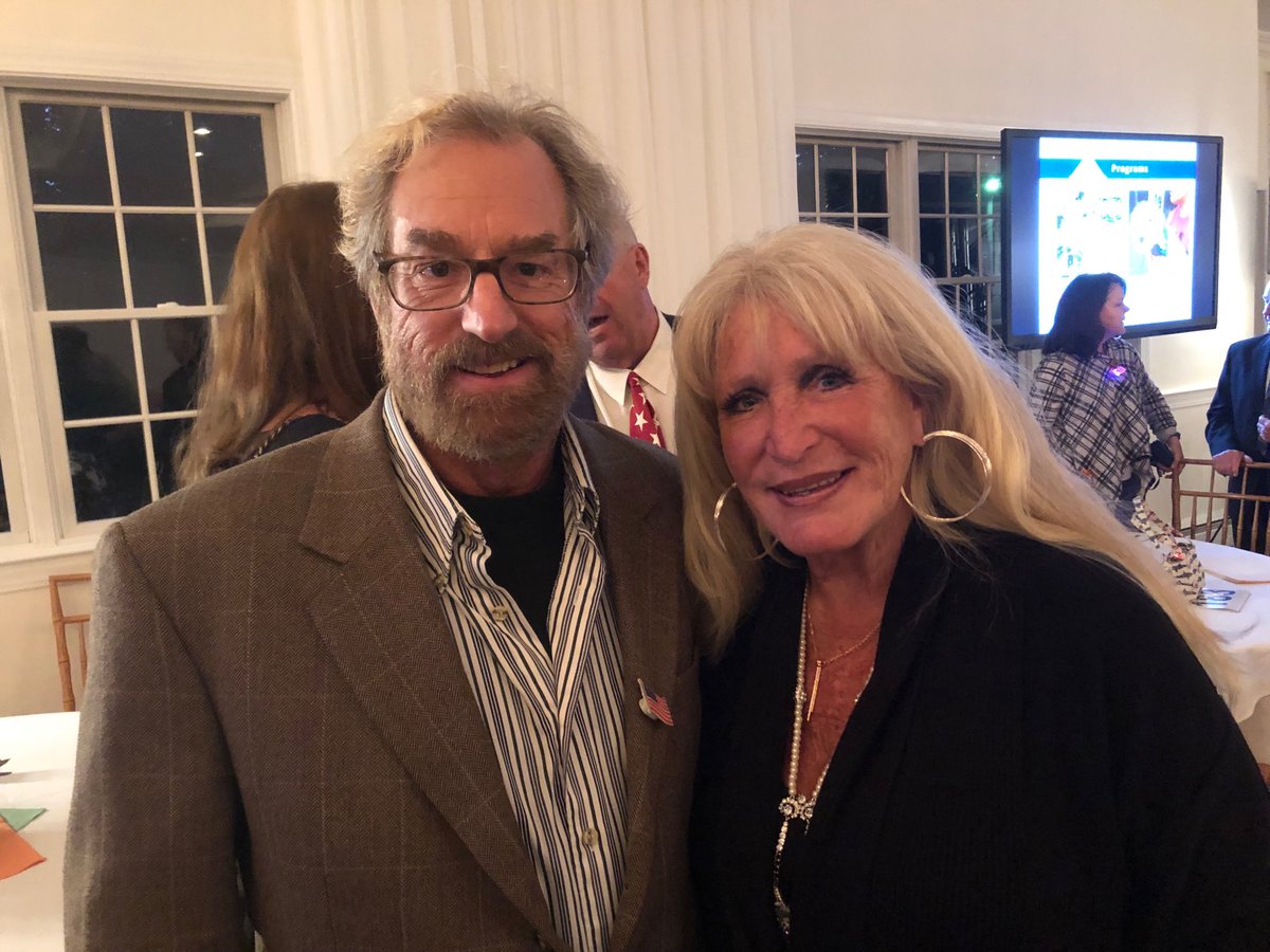 ⁦@MediaMan2009⁩ with former ⁦@WCVB⁩ anchor #SusanWarnick at ⁦@CoonamessettInn⁩ fundraiser for #HeroesInTransition tonight in #FalmouthMA on #CapeCod