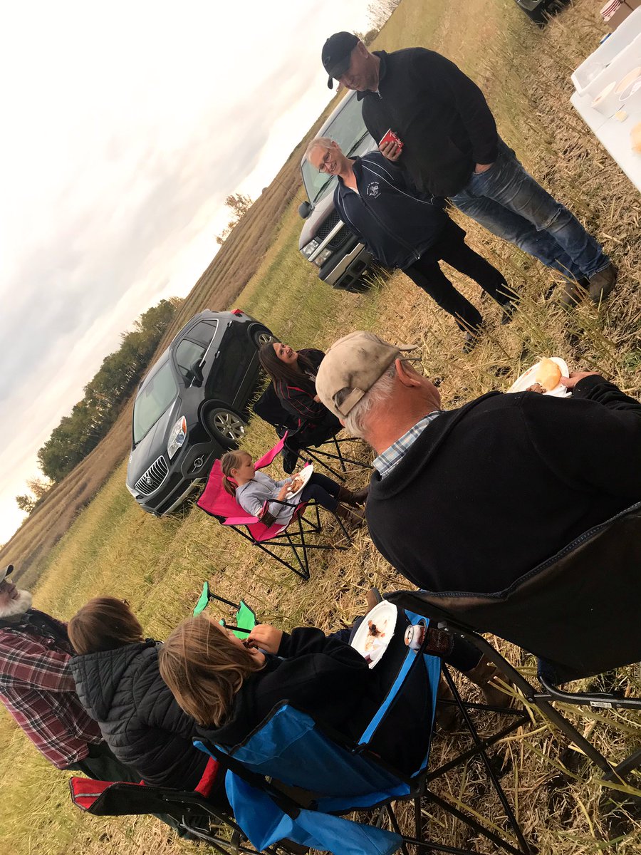 bayley_bb's tweet photo. Loved getting to deliver supper to the Mauws clan for a @NutrienAgCda harvest meal in the field! 🌾 @rolling_greens1 @FarmBoy670 @Mauwsy17 https://t.co/7Ctvwbr5xZ