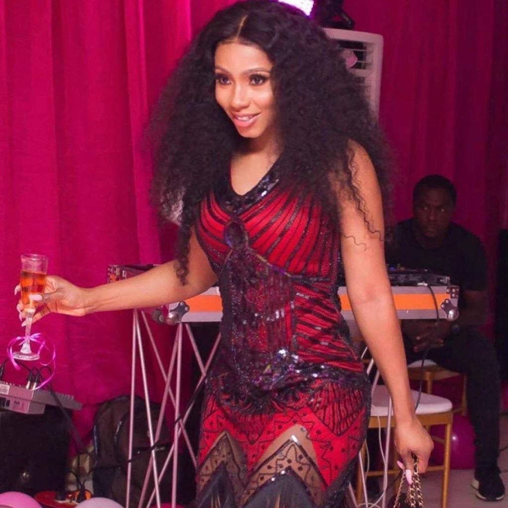 Magg_99m's tweet photo. Thank you #TeamMercy you guys re the real MVP 💯✊🏻#OtherFans 💯✊🏻, God bless you’all ..... Oya let’s pop champagne 🍾 for the winner ...LamboMercyyyy🥂 https://t.co/XbBcD8d2hi