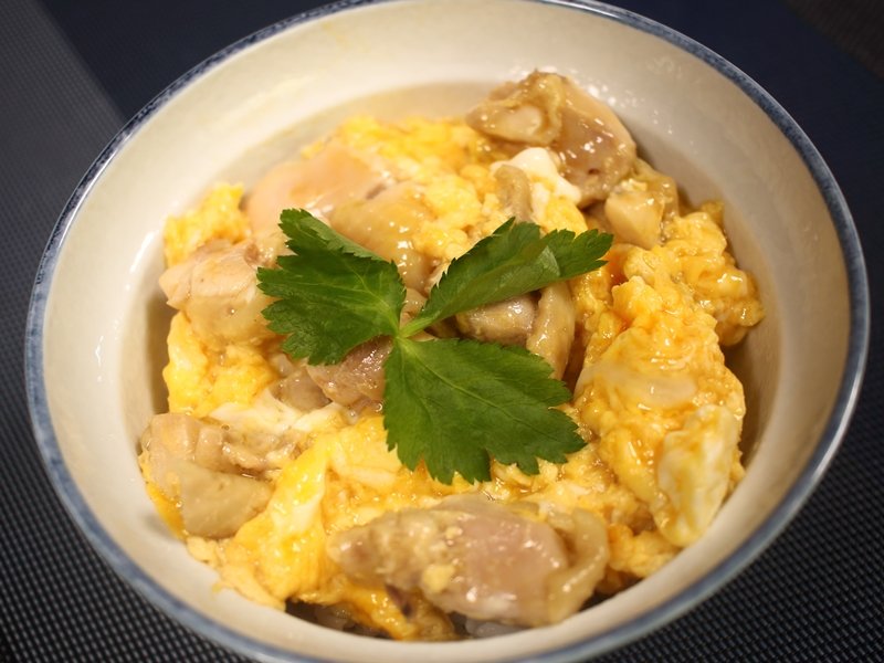 クッキングsパパ 今日のランチは料亭風の親子丼 人形町の鳥料理屋 玉ひで の親子丼をイメージして作りました 砂糖を使わずみりんだけで甘さを出すので上品に仕上がります 塩味は薄口醤油と塩を使い玉子の色が濁らないようにします レシピ クッキングsパパ 今日のランチは料亭風の親子丼 人形町の鳥料理屋 玉ひで の親子丼をイメージして作りました 砂糖を使わずみりんだけで甘さを出すので上品に仕上がります 塩味は薄口醤油と塩を使い玉子の色が濁らないようにします レシピ
