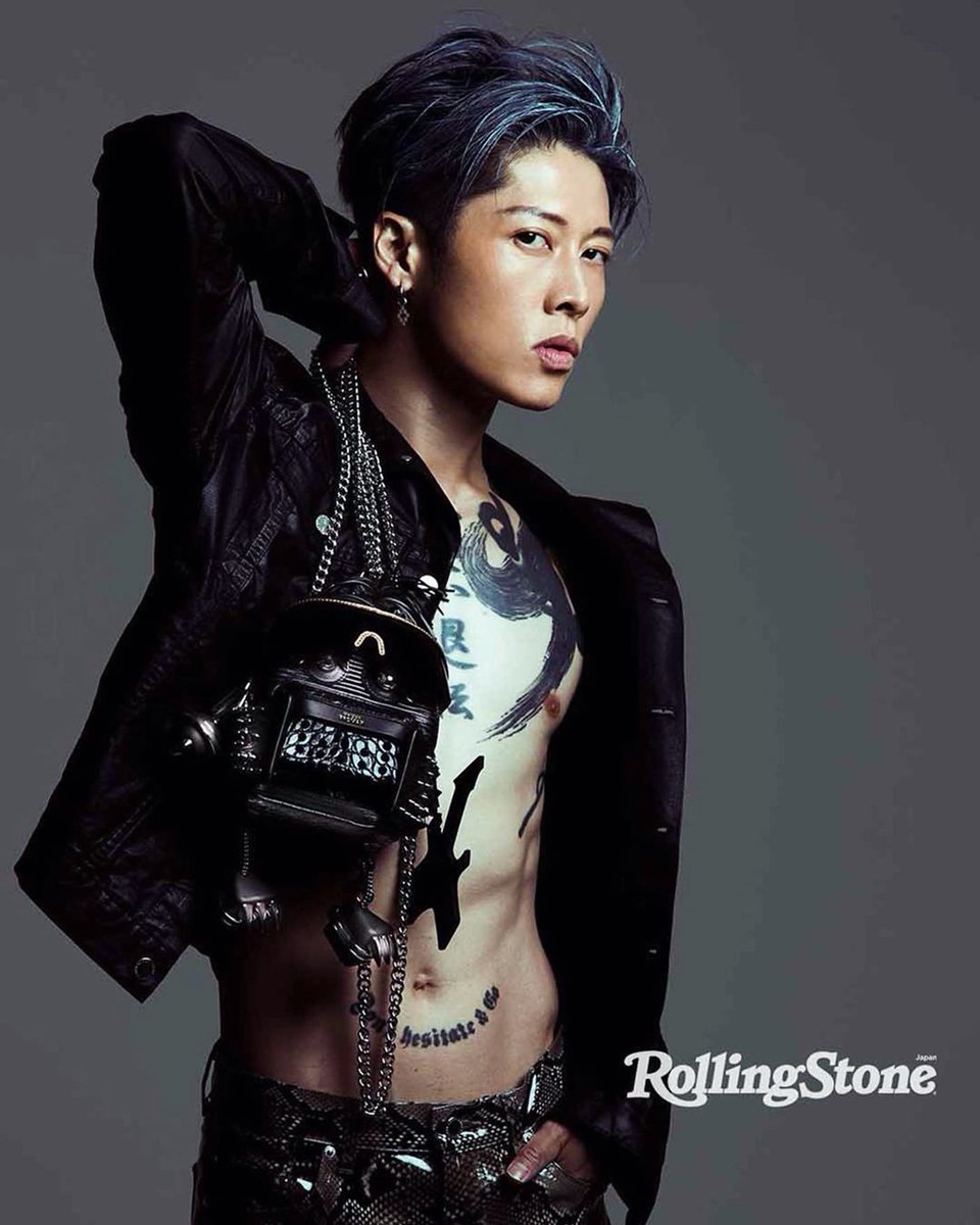 MIYAVI_OFFICIAL's tweet photo. ⚡️⚡️😃🕺#Repost @rollingstonejapan 最新号Rolling Stone Japanに登場したMIYAVI。仏パリで創業したMAISON PROMAXの新作バッグとの超セッションが実現。「ロックの波を作るのは僕たち」
MIYAVI appears on our latest issue with MAISON PROMAX.
Photo by @allanabani
#miyavi
#maisonpromax https://t.co/QFMinW5J2p